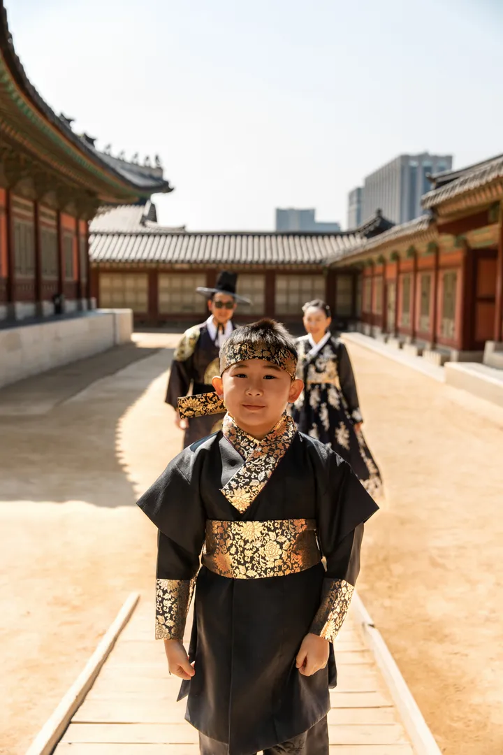 Step Into History: Elegant Hanbok Photoshoot at Gyeongbokgung Palace