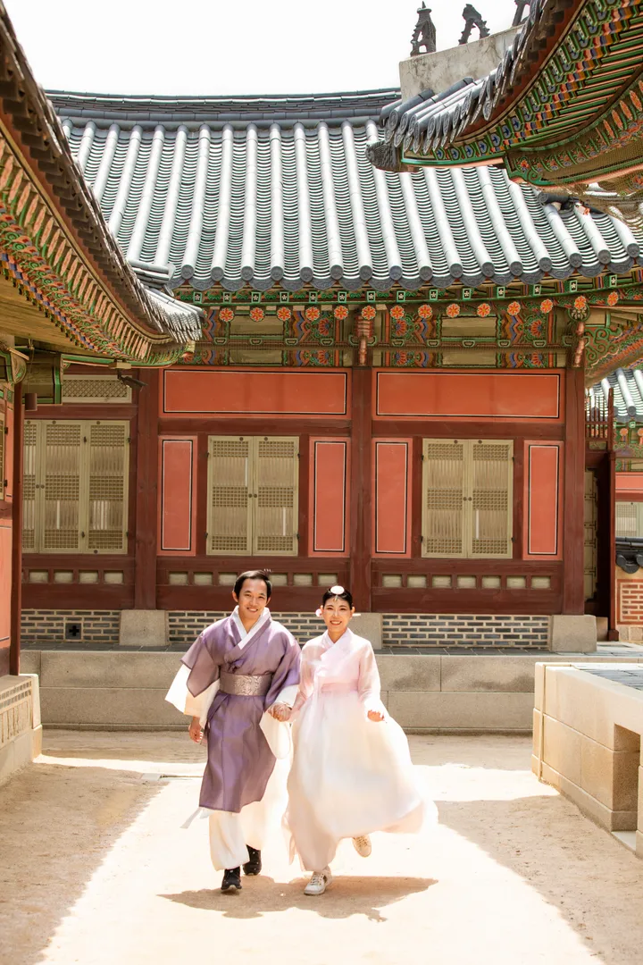 Step Into History: Elegant Hanbok Photoshoot at Gyeongbokgung Palace