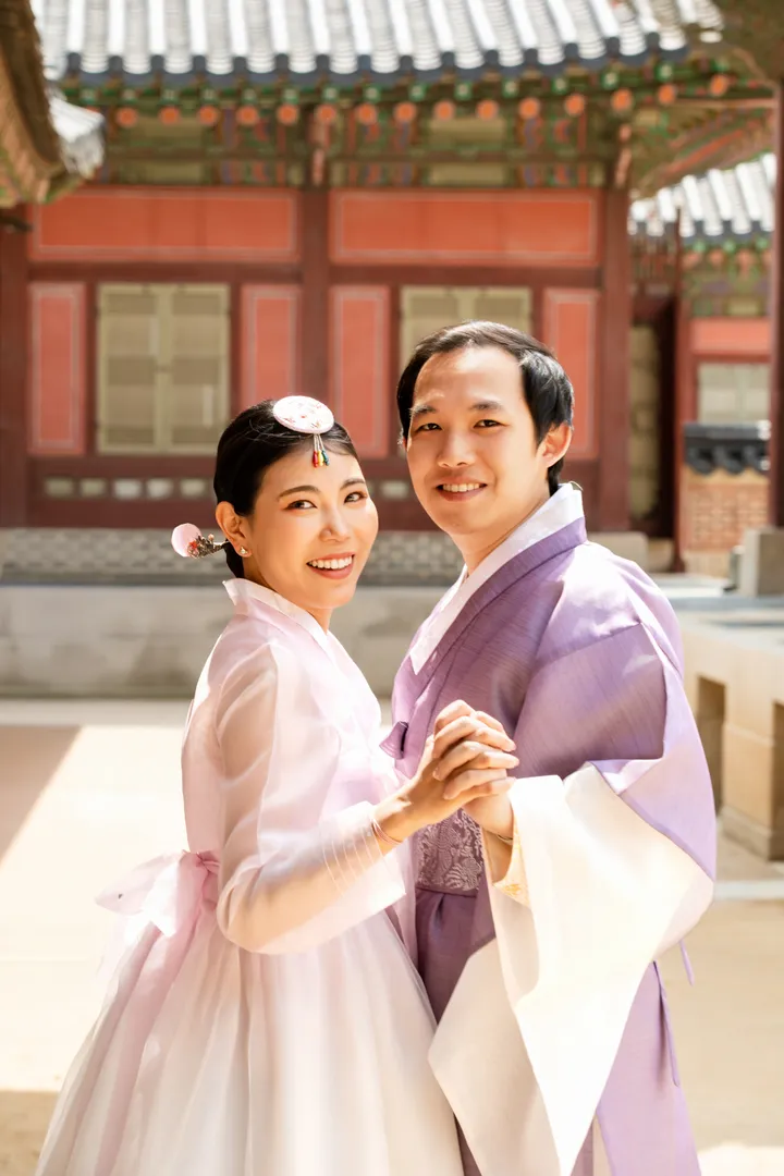 Step Into History: Elegant Hanbok Photoshoot at Gyeongbokgung Palace