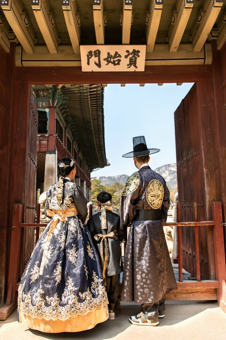 Step Into History: Elegant Hanbok Photoshoot at Gyeongbokgung Palace