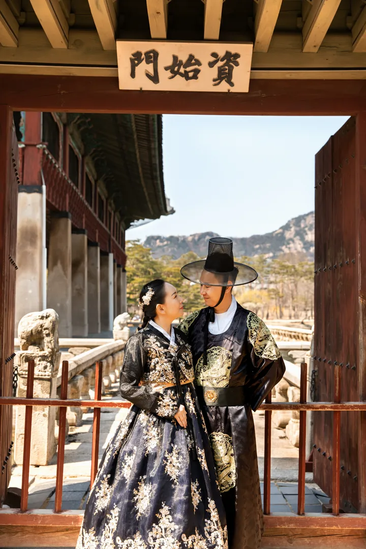 Step Into History: Elegant Hanbok Photoshoot at Gyeongbokgung Palace
