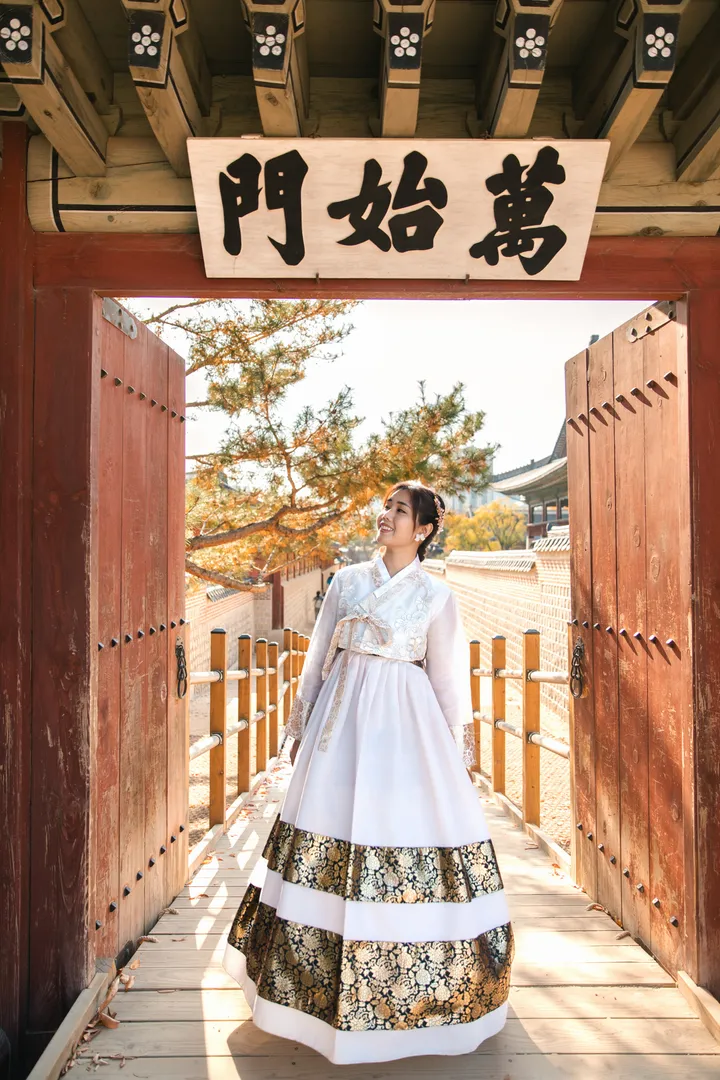 Step Into History: Elegant Hanbok Photoshoot at Gyeongbokgung Palace
