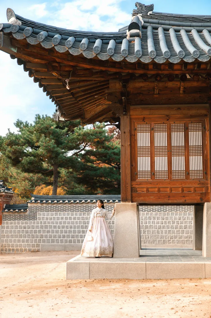 Step Into History: Elegant Hanbok Photoshoot at Gyeongbokgung Palace