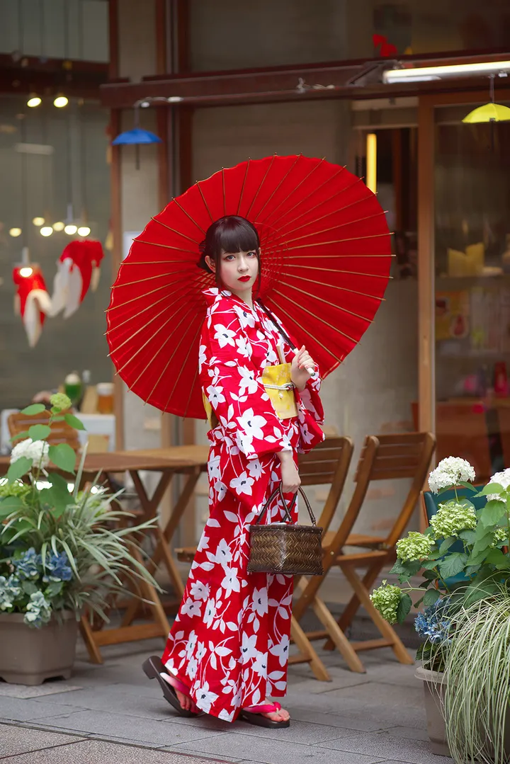 Old Tokyo Photoshoot in Asakusa With a Local Private Photographer