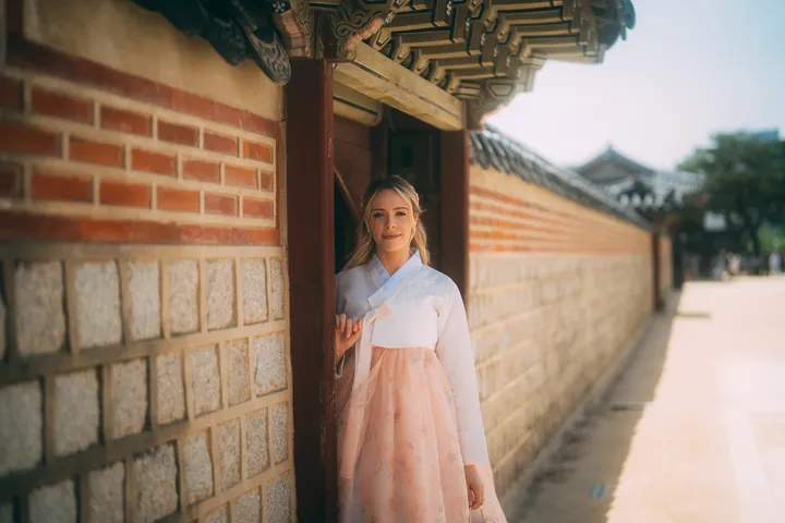 Nostalgic Hanbok Photoshoot in Seoul at Local Traditional Spots