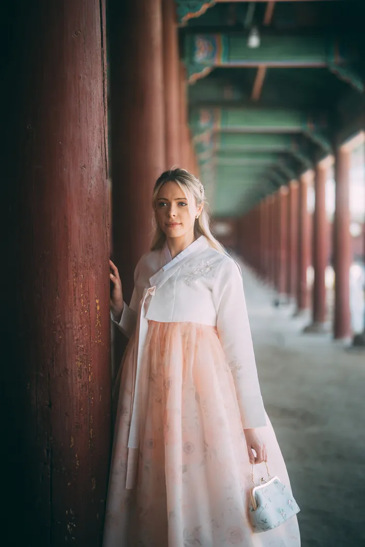 Nostalgic Hanbok Photoshoot in Seoul at Local Traditional Spots