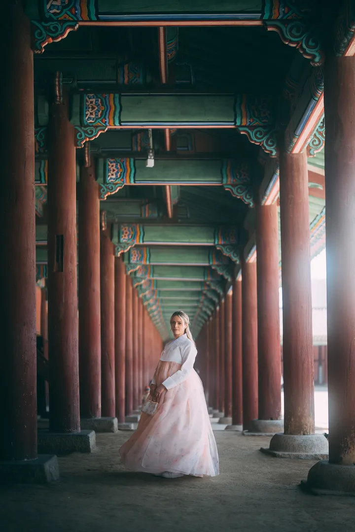 Nostalgic Hanbok Photoshoot in Seoul at Local Traditional Spots