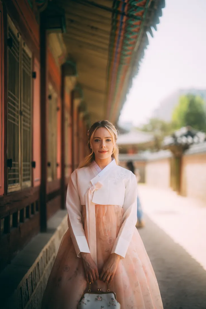 Nostalgic Hanbok Photoshoot in Seoul at Local Traditional Spots