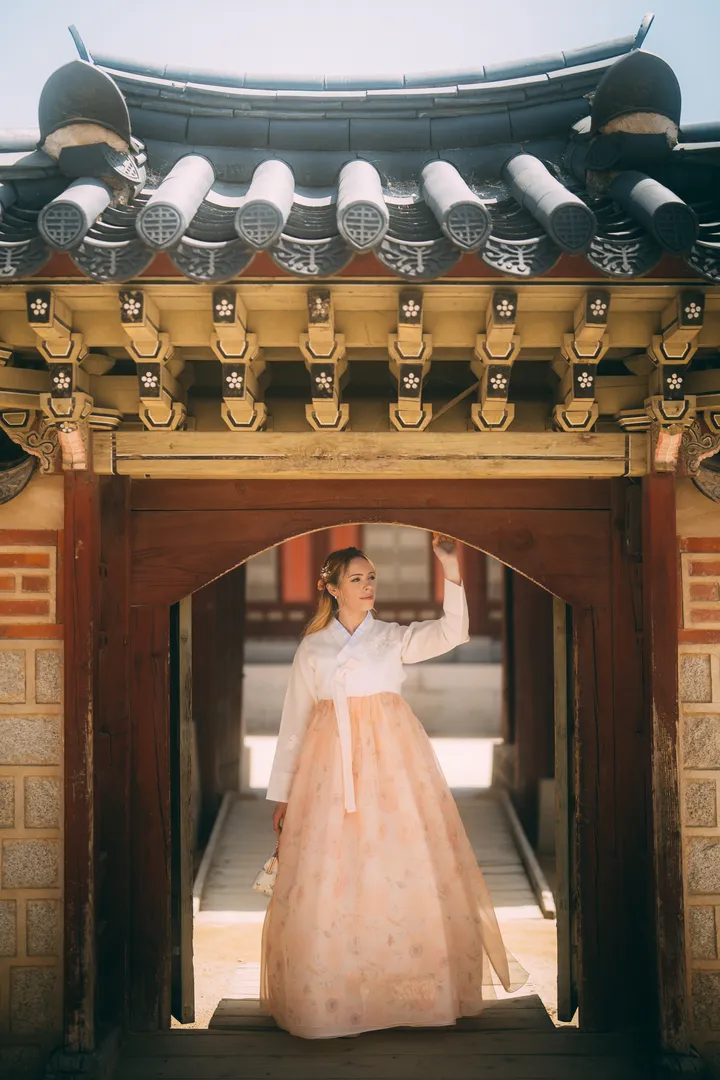 Nostalgic Hanbok Photoshoot in Seoul at Local Traditional Spots