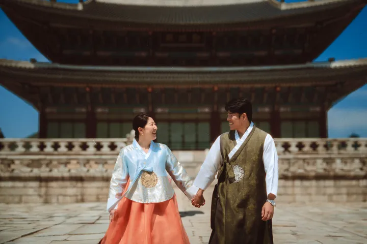 Nostalgic Hanbok Photoshoot in Seoul at Local Traditional Spots