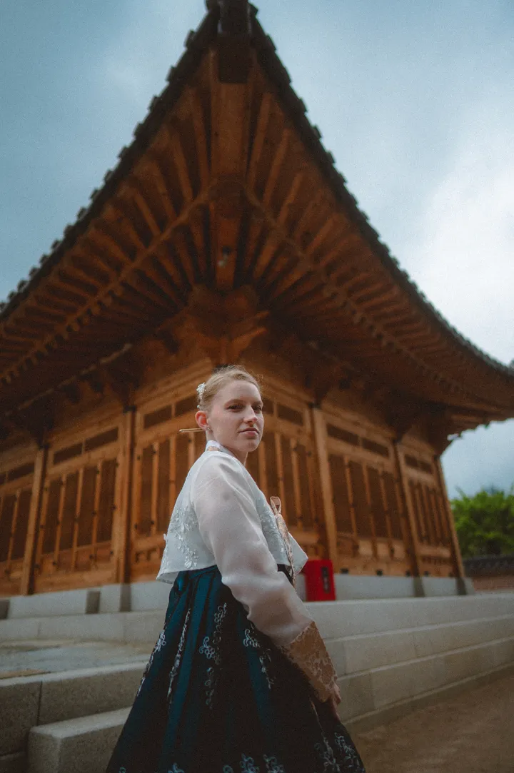 Nostalgic Hanbok Photoshoot in Seoul at Local Traditional Spots