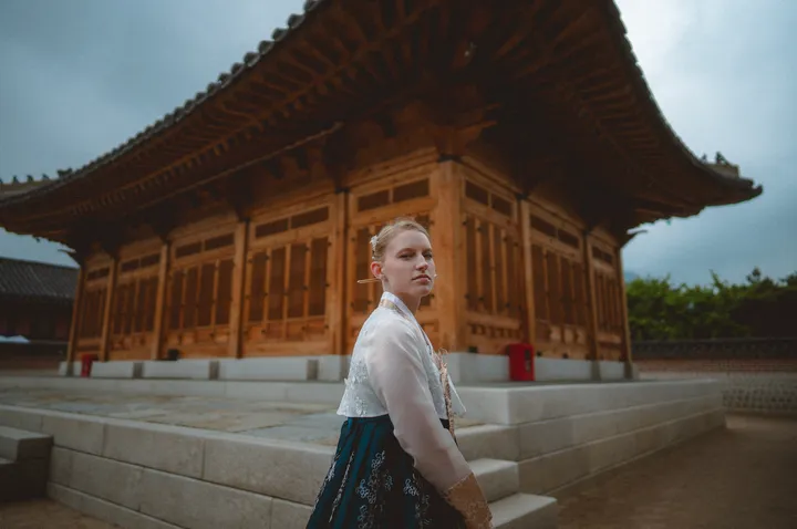 Nostalgic Hanbok Photoshoot in Seoul at Local Traditional Spots
