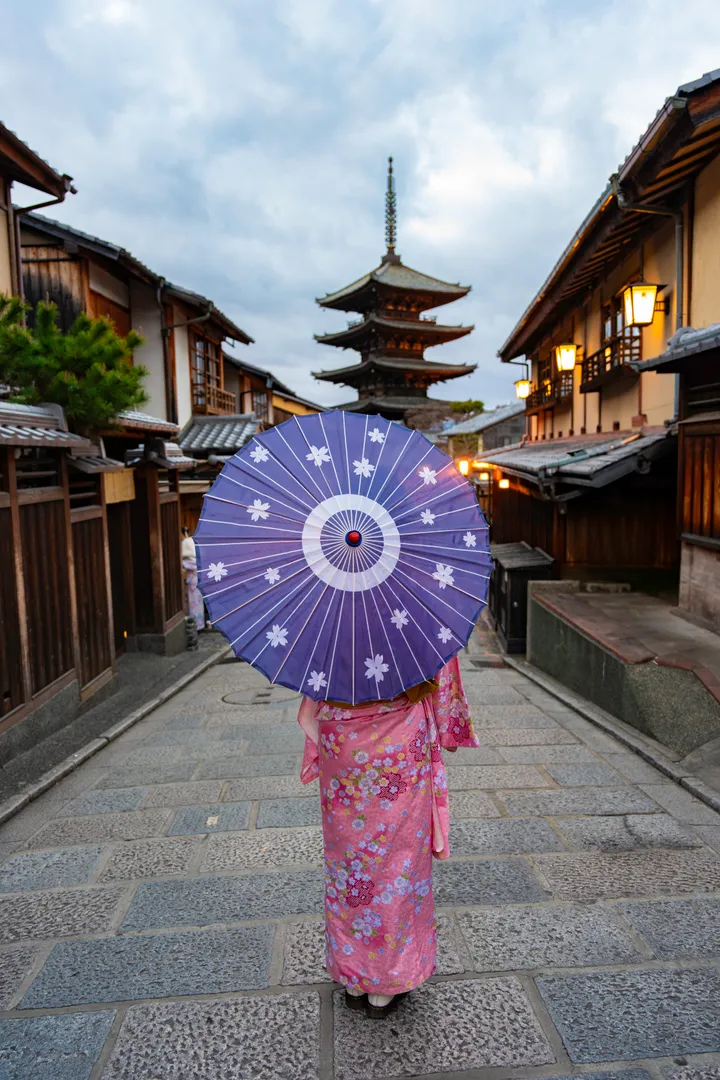 Kyoto Traditional Kimono Photoshoot Experience in Higashiyama District