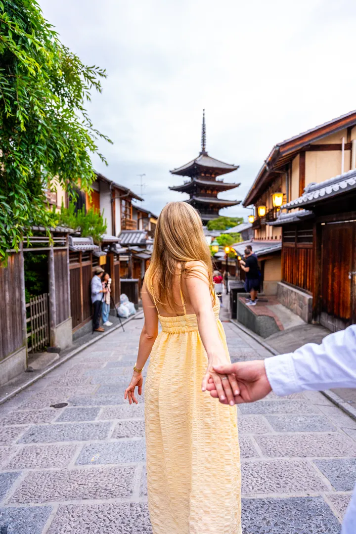 Kyoto Traditional Kimono Photoshoot Experience in Higashiyama District