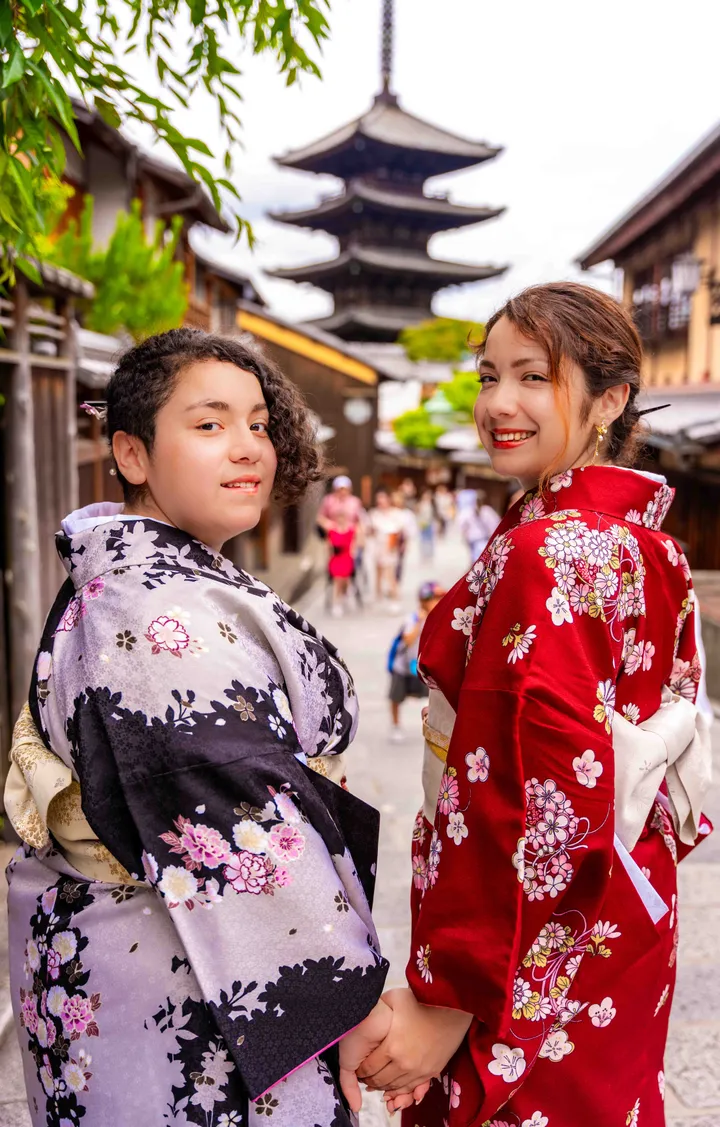 Kyoto Traditional Kimono Photoshoot Experience in Higashiyama District