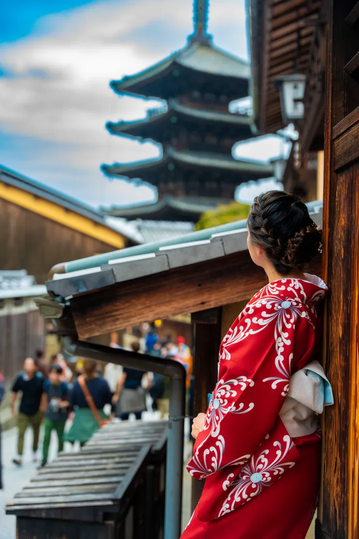 Kyoto Traditional Kimono Photoshoot Experience in Higashiyama District
